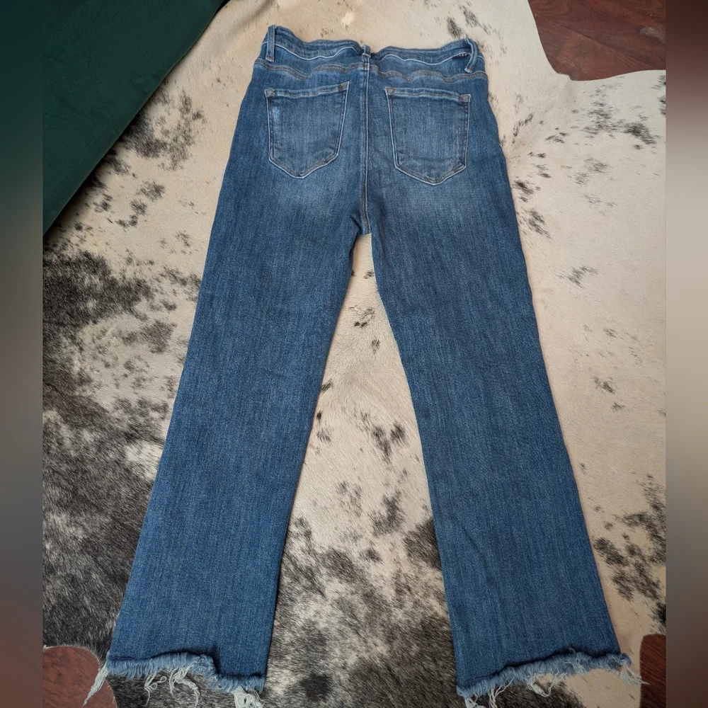 Risen High-Rise Frayed Hem Cropped Jeans - Picture 3 of 6